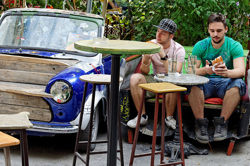 File:Szimpla Kert Budapest 1.jpg