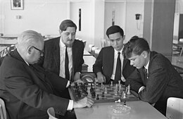 IBM Chess Tournament 1968 Description: Bronstein (l) plays against  Shamkovich (r). Kavalek looks along Date: 31 July 1968 Location: Amsterdam,  Noord-Holland Keywords: group portraits, chess players, chess tournaments, chess  players Personal name