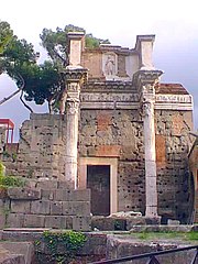 Foro di Nerva, settore conservato del finto portico lungo la parete meridionale (cosiddette "Colonnacce").