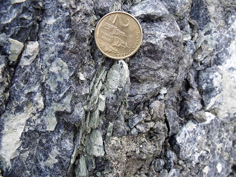 File:Tension joint in peridotite, western Serbia.JPG