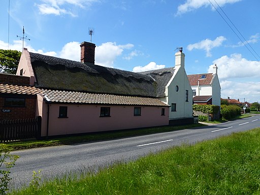 Thatched houses in Sea Palling - geograph.org.uk - 2988840