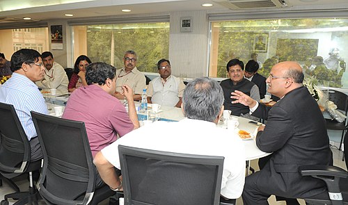 ニューデリーのインド政府の上級公務員とピユシュ・ゴヤルとニティン・ノーリア（Nitin Nohria）Wikipediaより