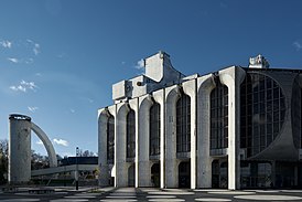 La fachada del río del teatro.