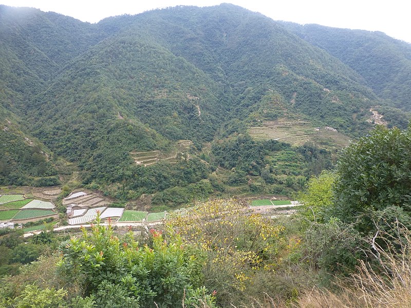 File:Tonghai Xian - S214 - descent from Lishan to Gaoda - P1360587.JPG