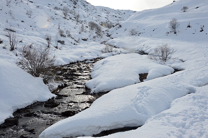 File:Torrent du Lou, Les Belleville, in winter.jpg