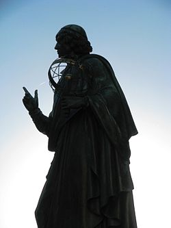 Toruń, Rynek Staromiejski (pomnik Kopernika) (7) (OLA Z.).JPG