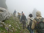 مجموعة من الأشخاص تستكشف مرتفعات الضنية في شمال جبل لبنان.