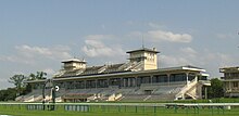 Les grandes tribunes de l'hippodrome de Chantilly.