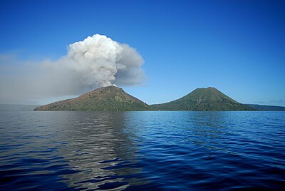 Gunung Tavurvur, bagian dari kaldera Rabaul, di Papua Nugini.