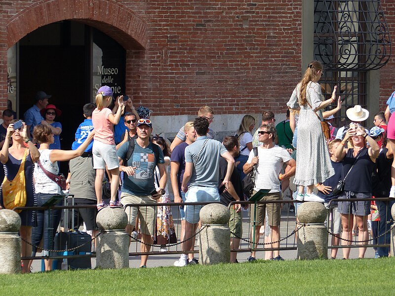 File:Turistas, sostener la Torre de Pisa, Pisa, Italia, 2019 02.jpg