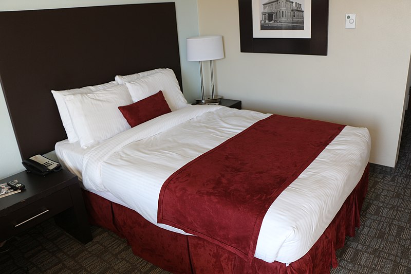 File:UMass Hotel bed.JPG