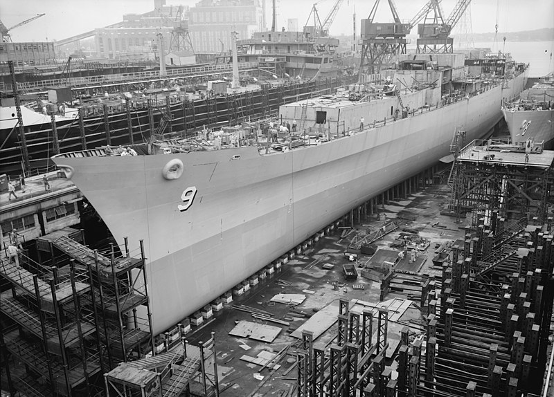 File:USS Long Beach (CGN-9) under construction in July 1959.jpg