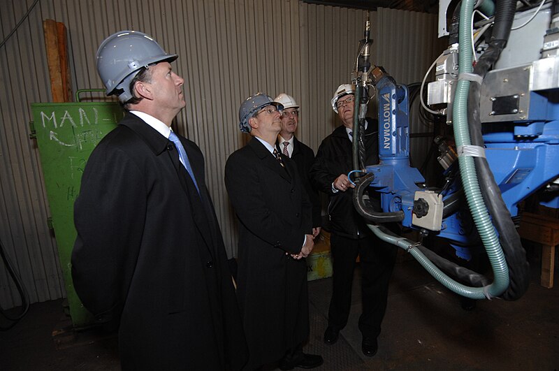 File:US Navy 070220-N-3642E-019 Secretary of the Navy (SECNAV), the Honorable Donald C. Winter tours an automated robotic welding facility at the A.P. Moller-Maersk's Odense Steel Shipyard.jpg