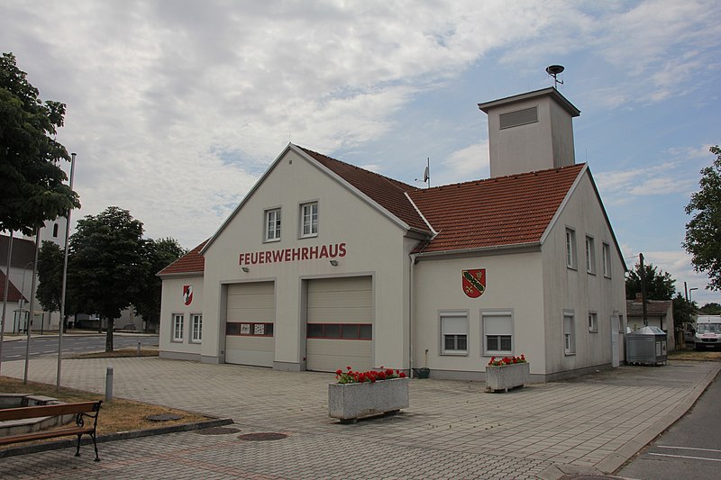 File:Unterpetersdorf-Feuerwehrhaus 4988.JPG