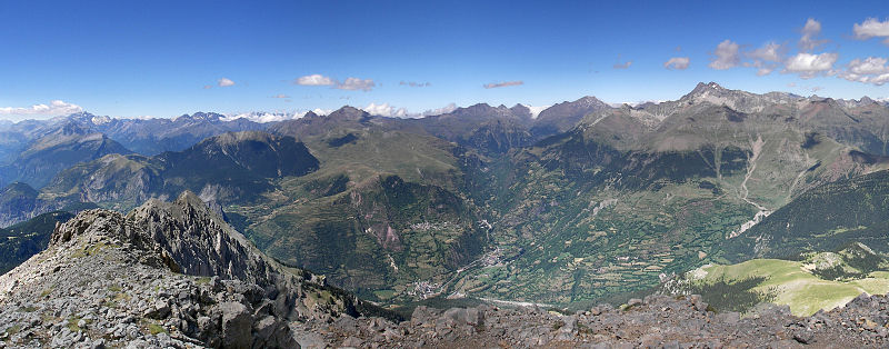 File:Valle de Gistaín desde la Peña de las Once.jpg