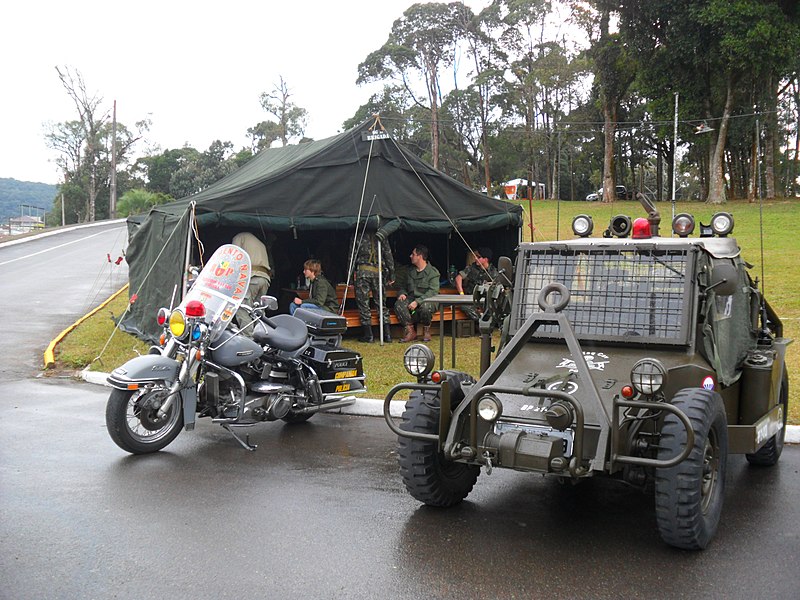 File:Veículos de Guerra - Parque de Exposições Expoville - Encontro de Carros em Antigos - Joinville, SC - panoramio.jpg