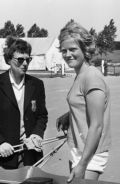 File:Veenstra and Meike de Vlas in 1964.jpg