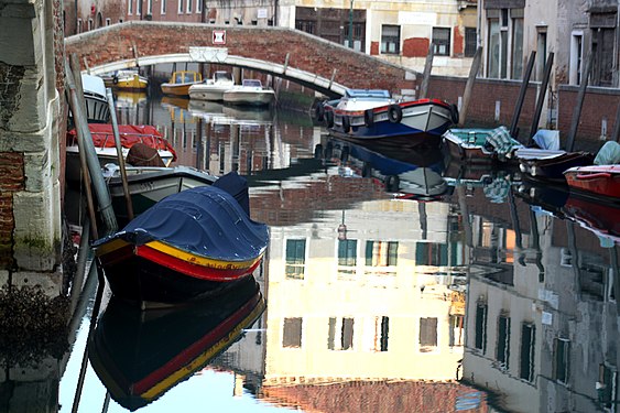 Anlegestelle in einem Kanal in Venedig