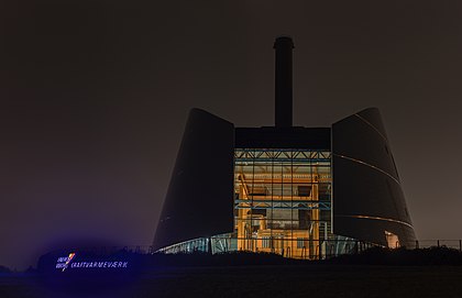 Vista noturna da Usina termoelétrica de Viborg, Dinamarca. (definição 7 666 × 4 943)