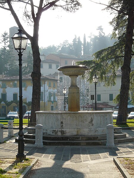 File:Vicopisano-piazza D. Cavalca4.jpg