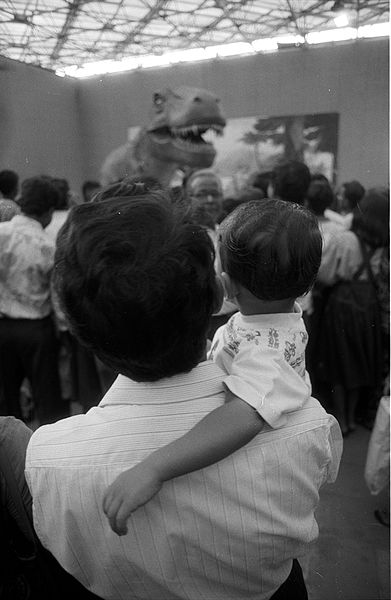 File:Visitors with Tyrannosaurus - Dinosaurs Alive Exhibition - Science City - Calcutta 1995-June-July 587.JPG