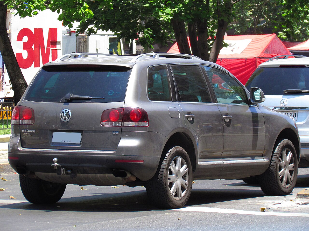 File:Volkswagen Touareg V8 2009 (13827159565).jpg - Wikimedia Commons