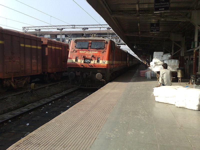 File:WAP 4E with the Indore Duronto Express at Ujjain Junction.jpg