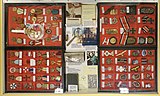 Militære dekorasjoner og medaljer fra nasjonene som kjempet i Norge under krigen, vist sammen med Eva Brauns håndveske og Hitlers forstørrelsesglass. Foto: 2019