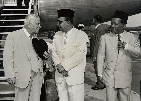 Deputy Prime Minister Razak greeting New Zealand Prime Minister Walter Nash in 1960.