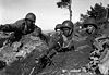 Koreakriget avslutas 1953 genom ett vapenstilleståndsavtal i Panmunjom. Bilden visar amerikanska soldater på en postering under kriget.