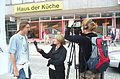 Dresden Fernsehen am WikiSpot Dresden Postplatz, Conny wird interviewt