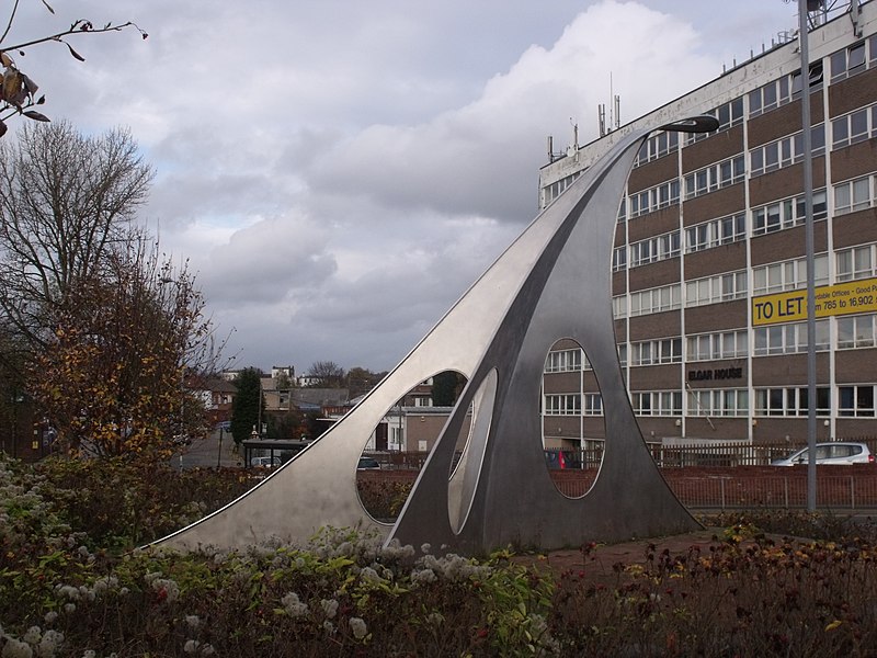 File:Worcester Shrub Hill Station - Needle Pont - sculpture and Elgar House (6368361799).jpg