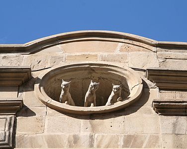 Cat statues on the building on Tower Street 19 in Old City of Baku Photograph: Interfase Licensing: CC-BY-SA-4.0
