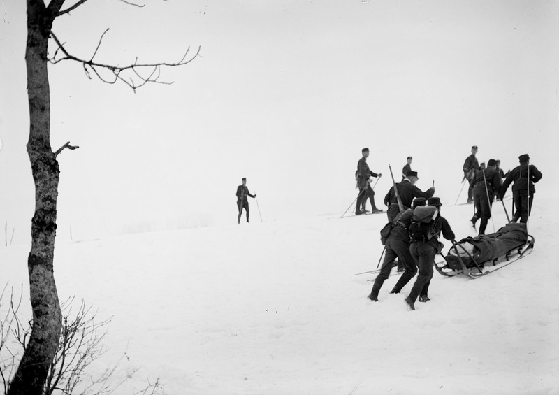 File:Übung im Verwundetentransport mit Skischlitten - CH-BAR - 3238067.tif