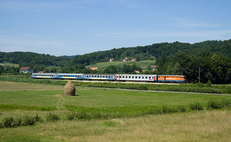 File:ŽRS class 441 between Ljeskove Vode and Rakovac.jpg