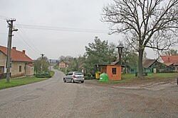 Autobusová zastávka a zvonička středu vesnice