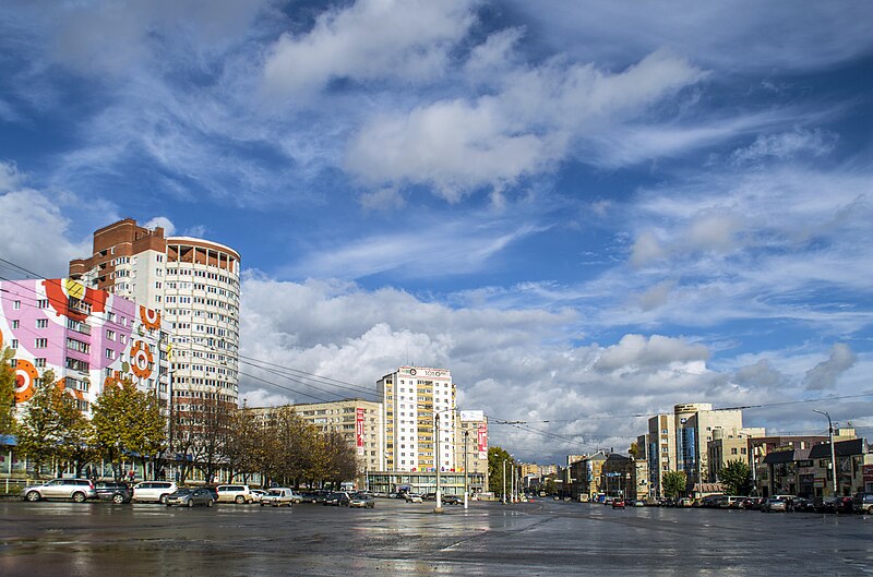 File:Комсомольская площадь в городе Кирове.jpg