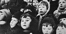 Ленинград блокадный. Дети наблюдают за самолетами.jpg