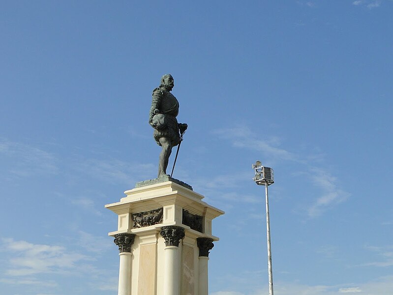 File:Памятник основателю города Родриго де Бастидас.jpg