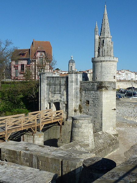 File:045 - Porte des Deux Moulins - La Rochelle.jpg