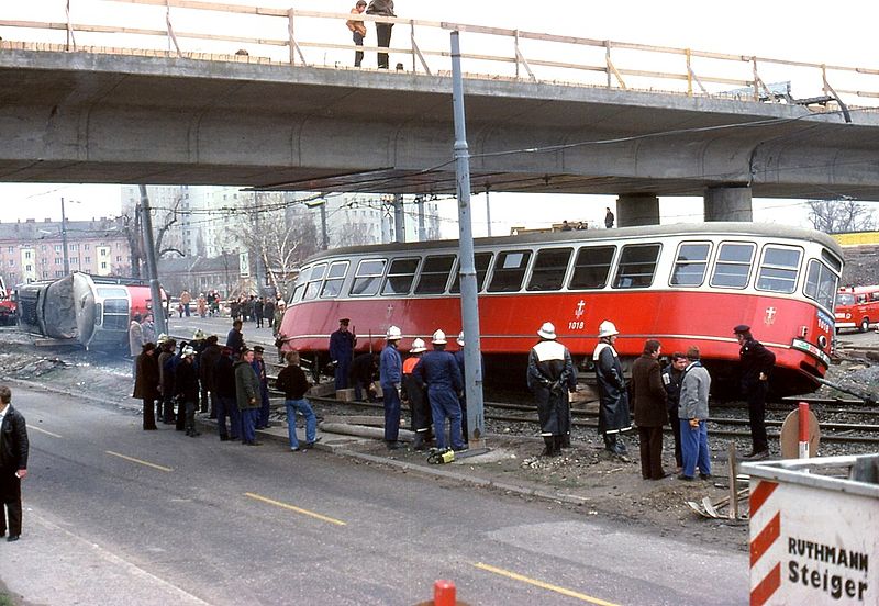 File:065R08311279 Strassenbahn, Unfall bei der Abfahrt von der Ersatzbrücke, Haltestelle Kaisermühlen, Strassenbahn Linie 26,.jpg