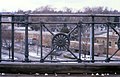 Kunschak-Platz mit Friedhofsmauer von der Brücke aus gesehen