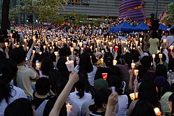 Protesters lit up their candles in downtown Seoul, 3 May 2008. 080503 ROK Protest Against US Beef Agreement 05.jpg