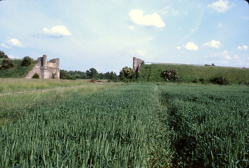 File:105L23260583 Brücke Westseite, Mai 1983.jpg