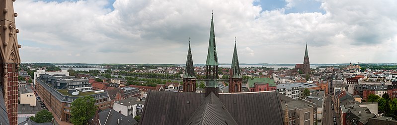 File:17-05-20-Paulskirche Schwerin Ausblick RR70101-PANORAMA-A.jpg