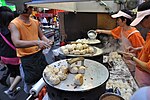 Thumbnail for File:2009-03-21 Shengjian mantou vendor at Shilin Night Market.jpg