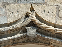 Hôtel de Mongenet, à Vesoul : clé d'arc avec la date (1549) écrite dessus.