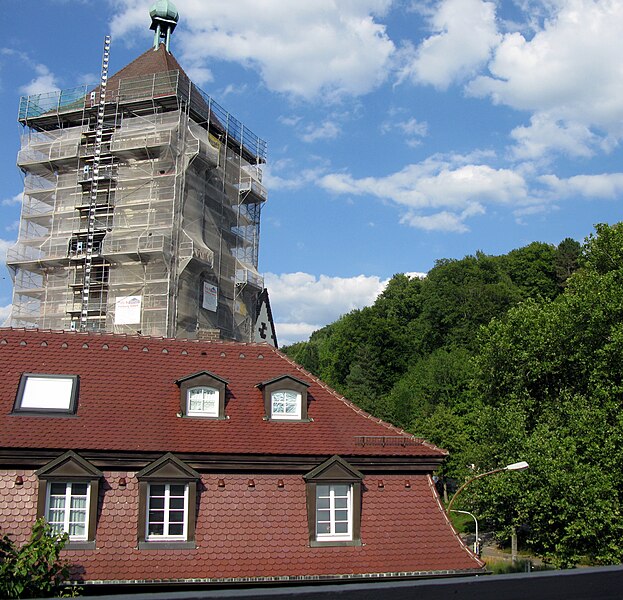 File:2015-08-22 Blick vom Balkon Greiffeneggring 2 mit eingerüstetem Schwabentor.jpg