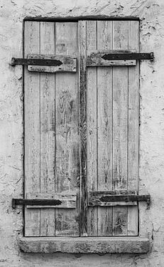 Verwitterter Klappladen, geschlossen Weathered window shutter, closed