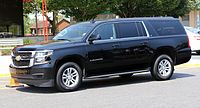 2015 Chevrolet Suburban LT в черно, изглед отпред вляво.jpg